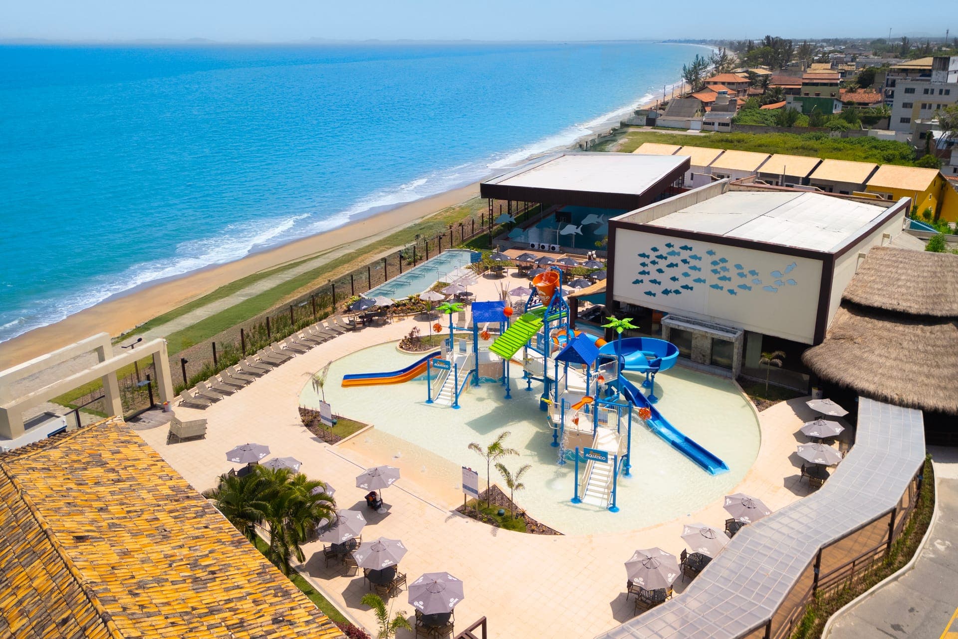 Brinquedos aquáticos do Aqua Vila com o mural de peixes