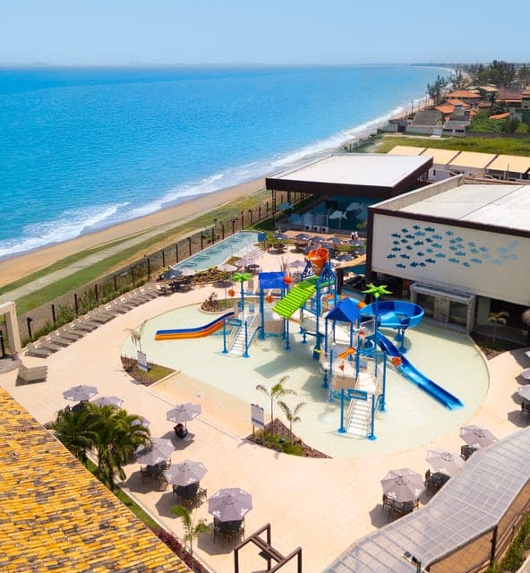 Brinquedos aquáticos com o mural de peixes